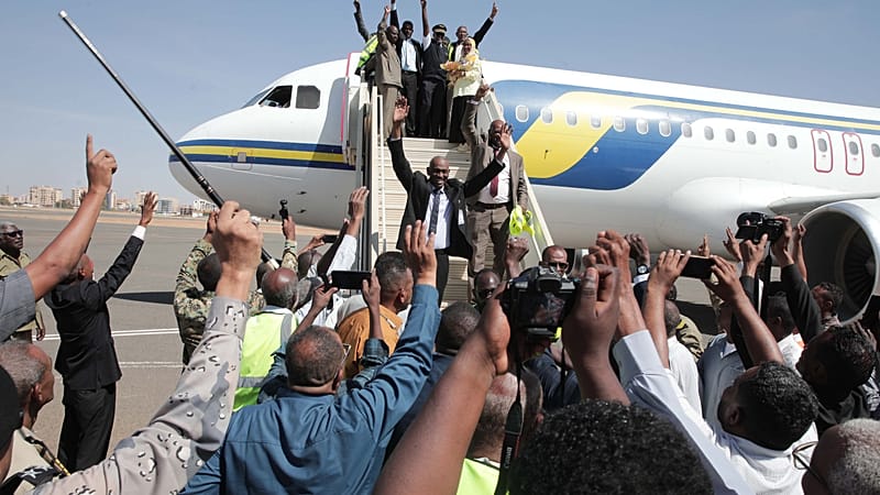 Video thumbnail for United Nations plane lands at Khartoum airport for first time since war began