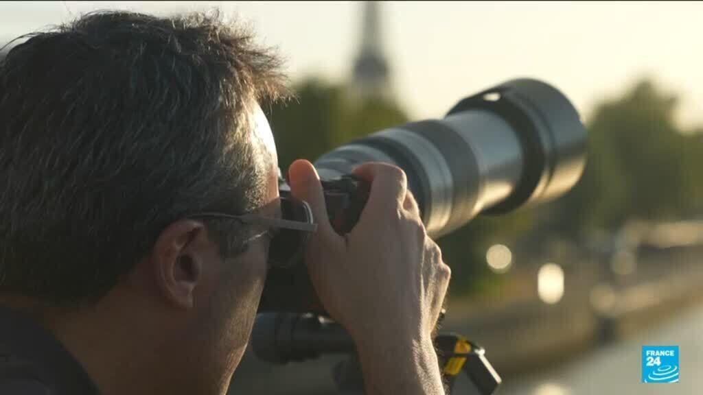 Video thumbnail for Parisians get ready for the eclipse