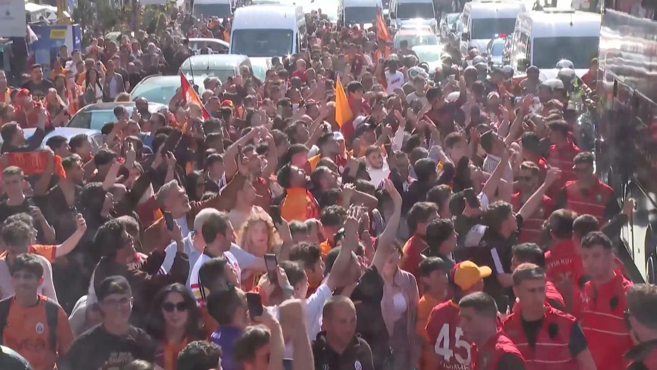 Video thumbnail for Türkiye: Thousands celebrate Galatasaray's Turkish Super Lig title in Istanbul.