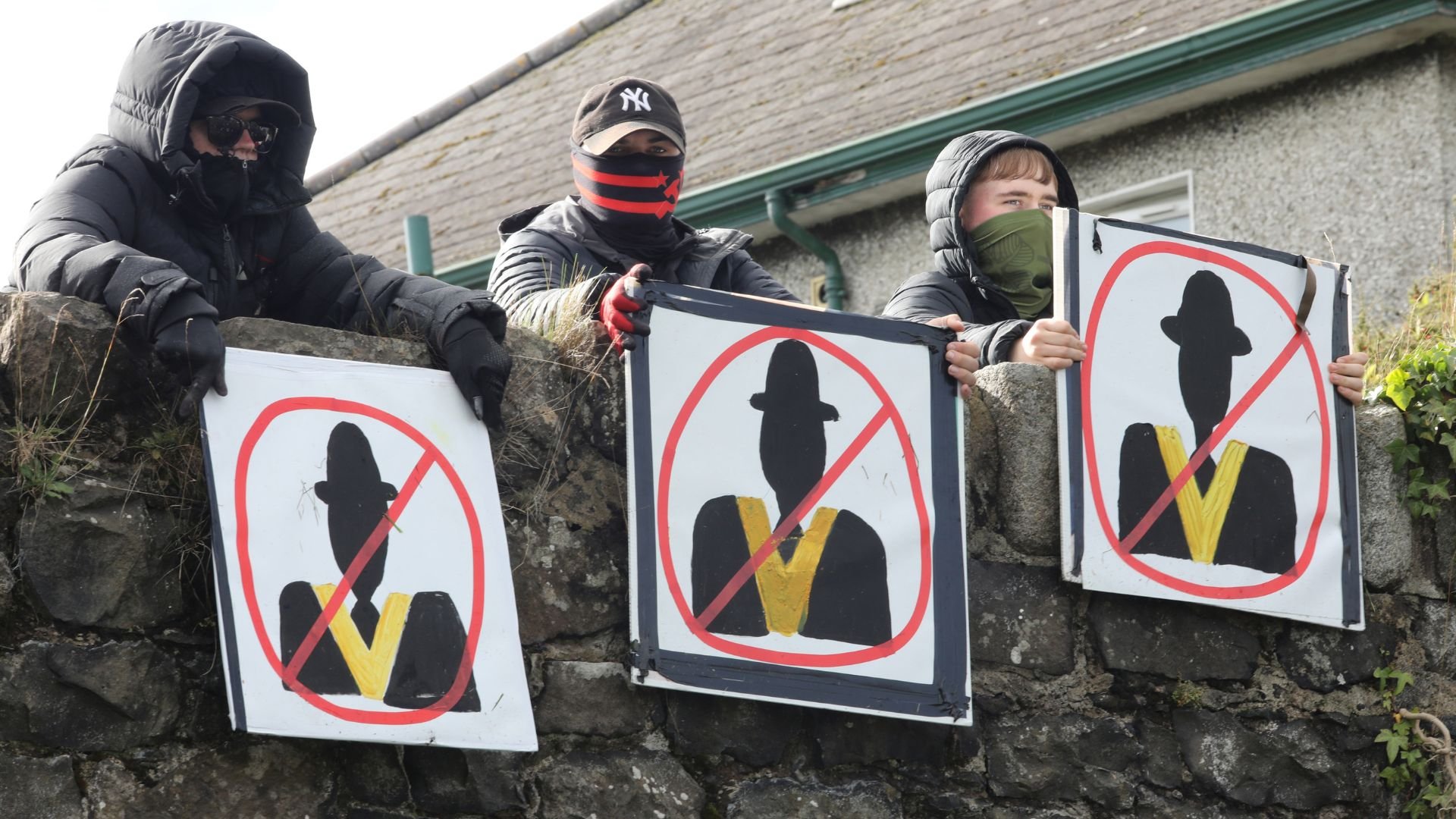 Video thumbnail for Northern Ireland protesters block Orange Order march in Portadown