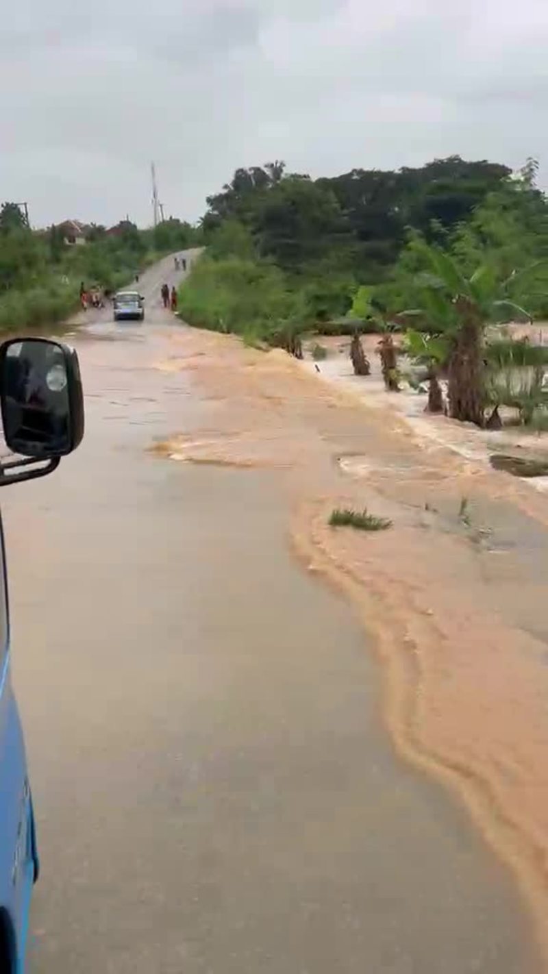 Video thumbnail for School Bus Crossing a Flooded Road in Ghana