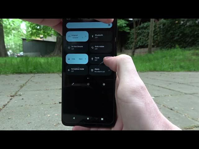Video thumbnail for MOTOROLA Moto G22 Outdoor Display Brightness Review & Test