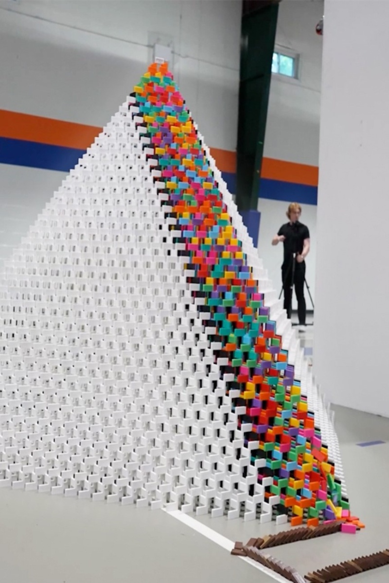 Video thumbnail for Most dominoes toppled in a 3D pyramid - 28,193 by the FALLDOWN Domino Team