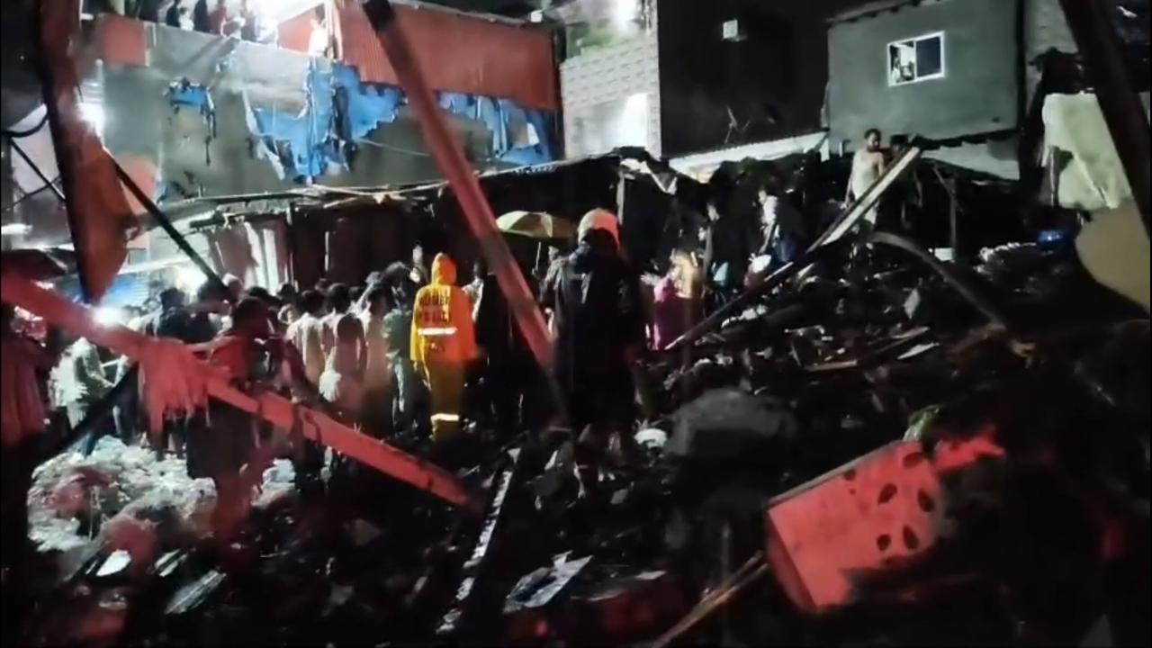 Video thumbnail for India: Six Killed After Part of Three-Storey Building Collapses in Mumbai's Mankhurd Amid Heavy Rains.