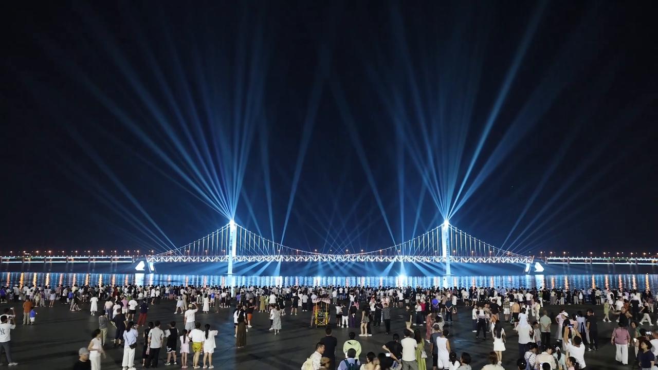 Video thumbnail for China: Xinghai Bay Bridge Light Show 2.