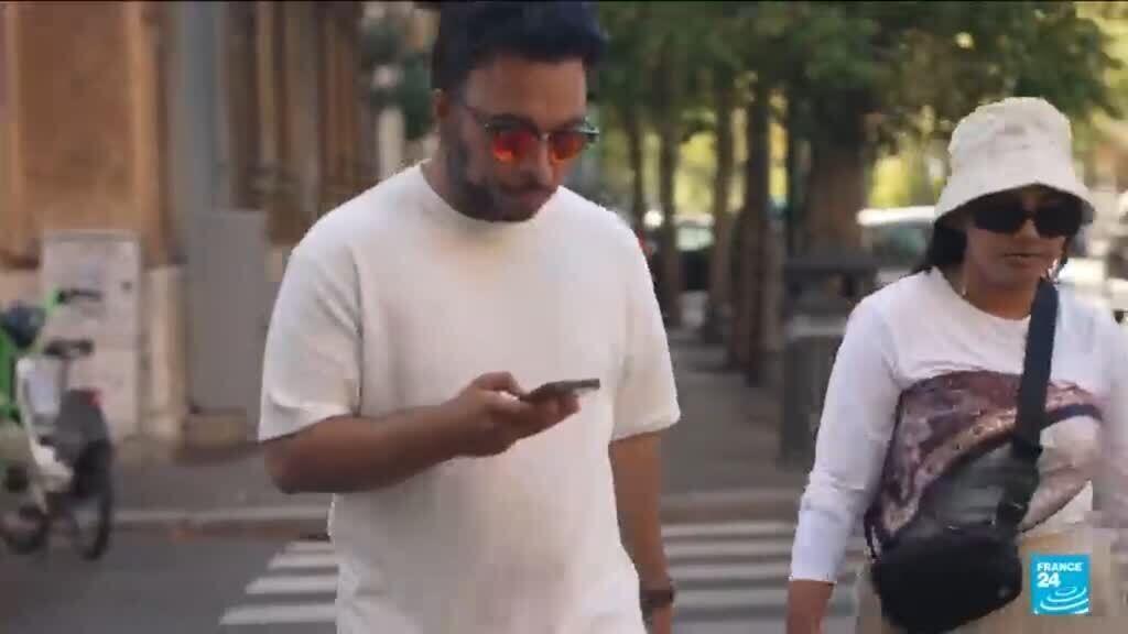 Video thumbnail for Italy to fine careless pedestrians crossing road while looking at phones