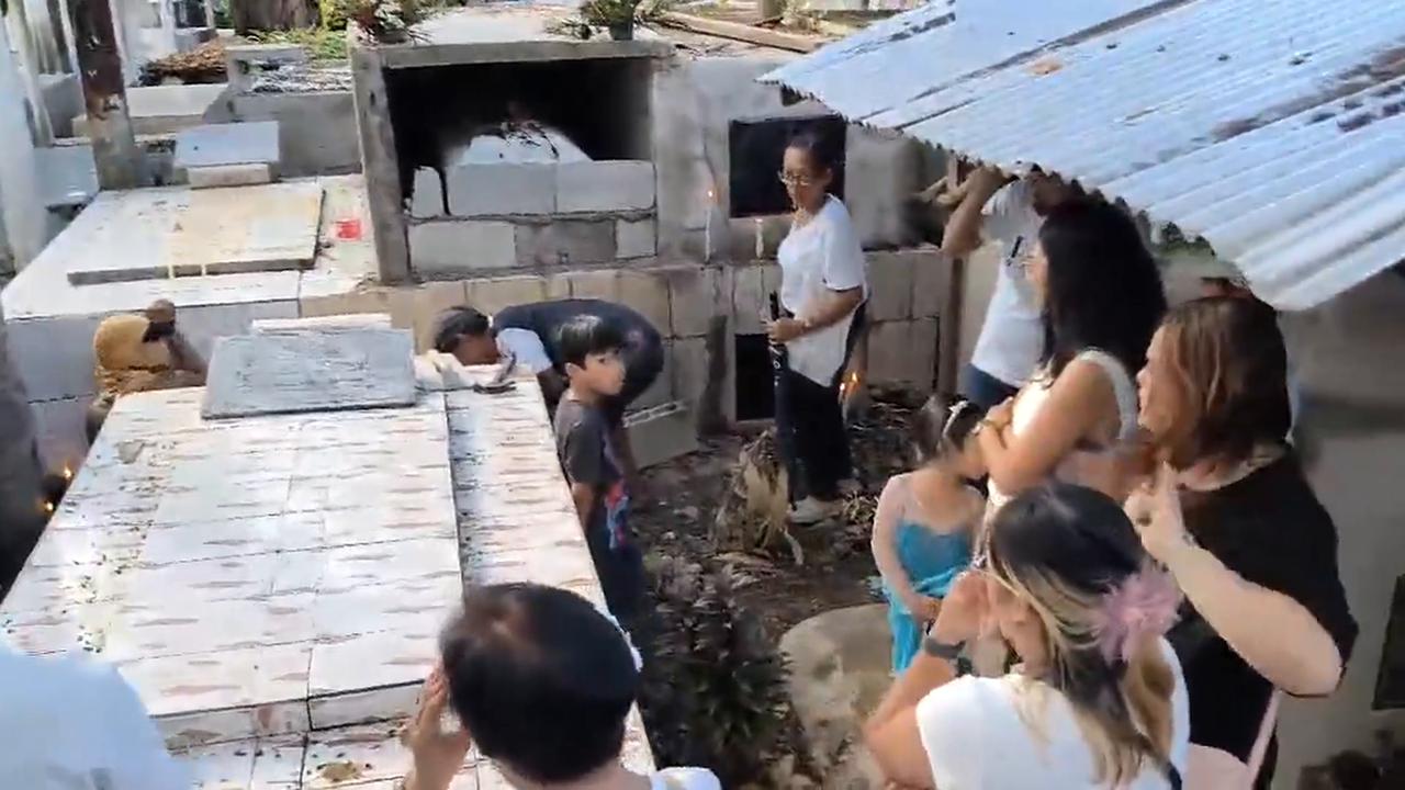 Video thumbnail for Philippines: Man Startles Mourners With Loud Bang During Funeral Gathering.
