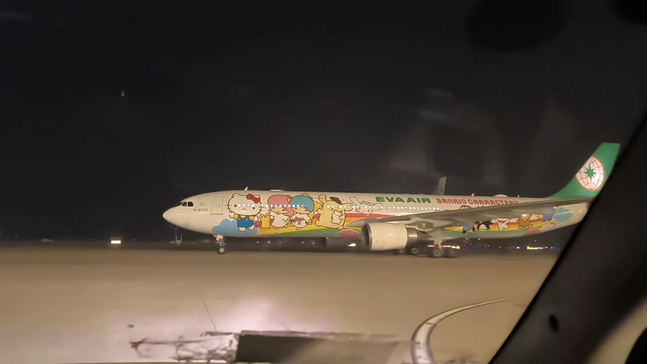 Video thumbnail for Sanrio-Themed Plane Spotted in Shanghai