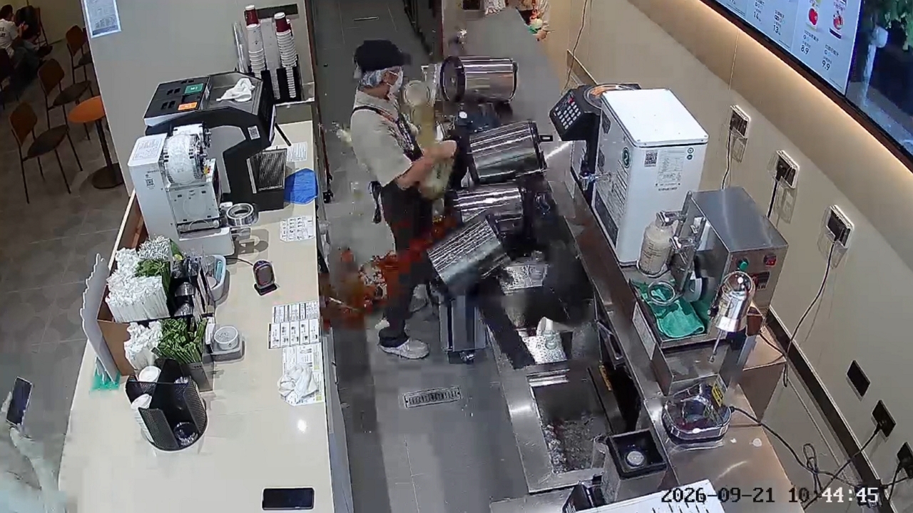 Video thumbnail for Storage Rack Collapses, Mixing Containers Spill in Jiangxi Beverage Shop