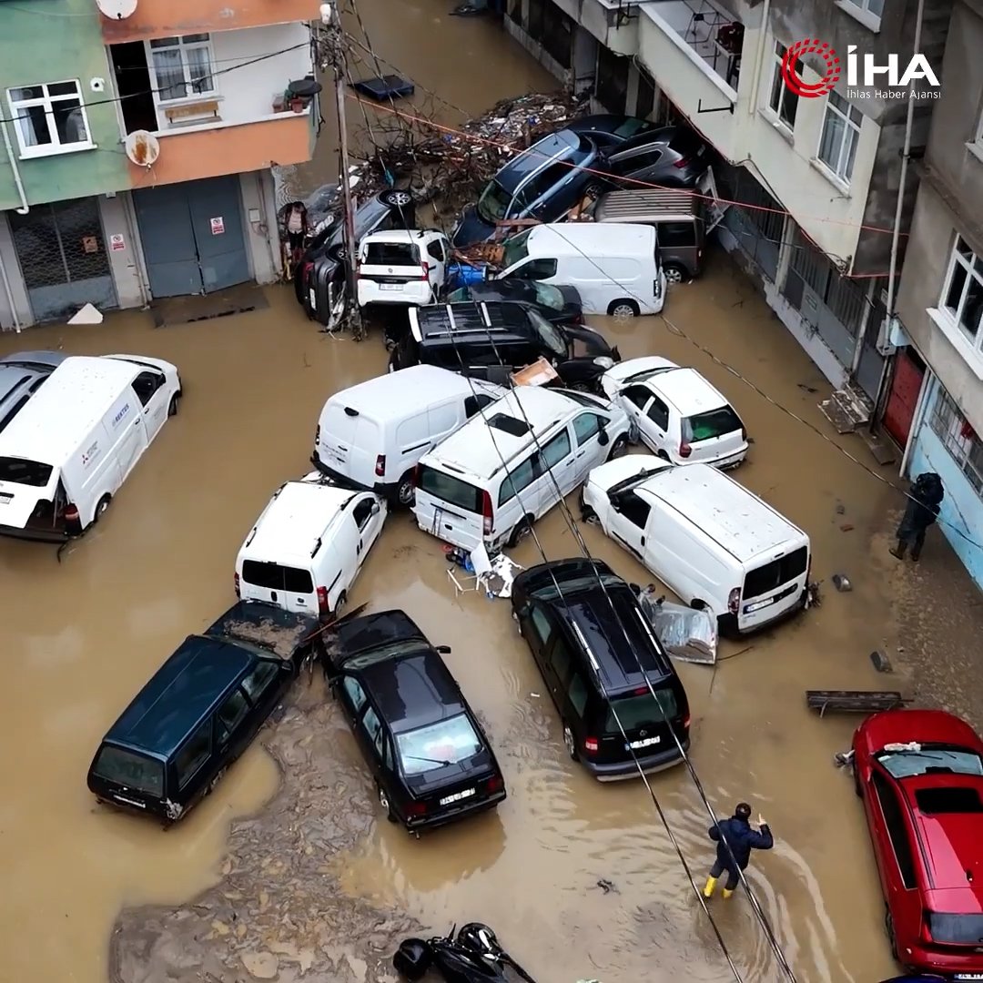 Video thumbnail for Istanbul floods leave residents stranded