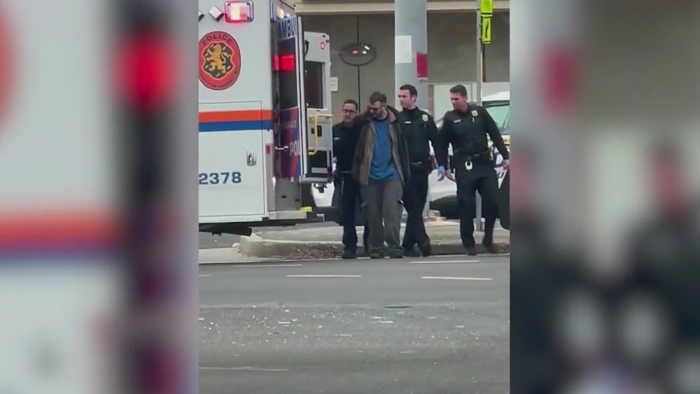 Video thumbnail for 2 stabbed to death at Long Island deli