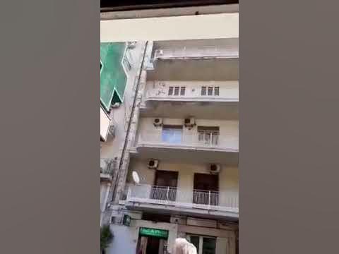 Video thumbnail for #Catania. Donna nuda sul balcone scaraventa vasi e mobili in via Etnea