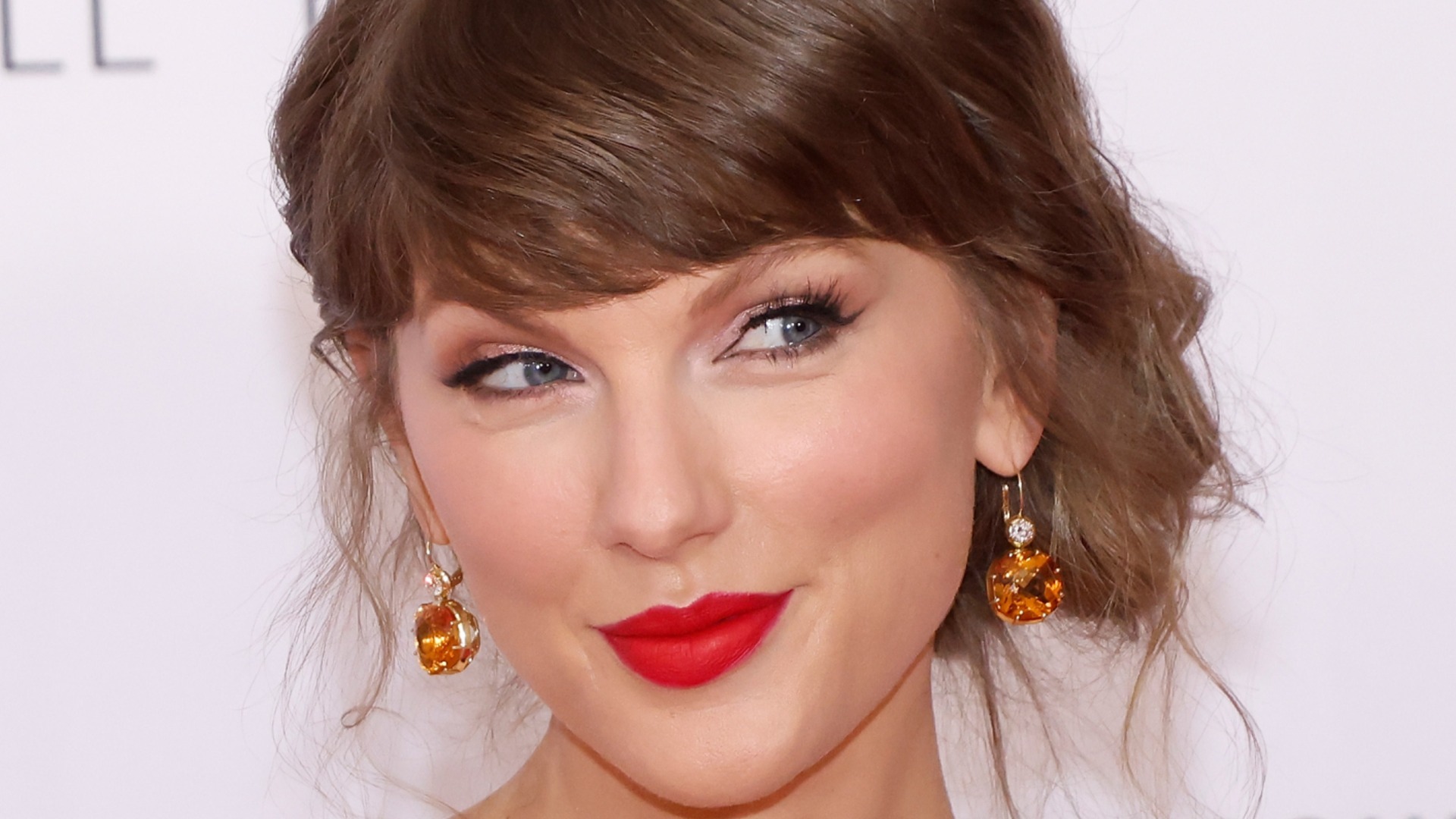 Video thumbnail for Taylor Swift's Transformation Has Us Doing A Double Take