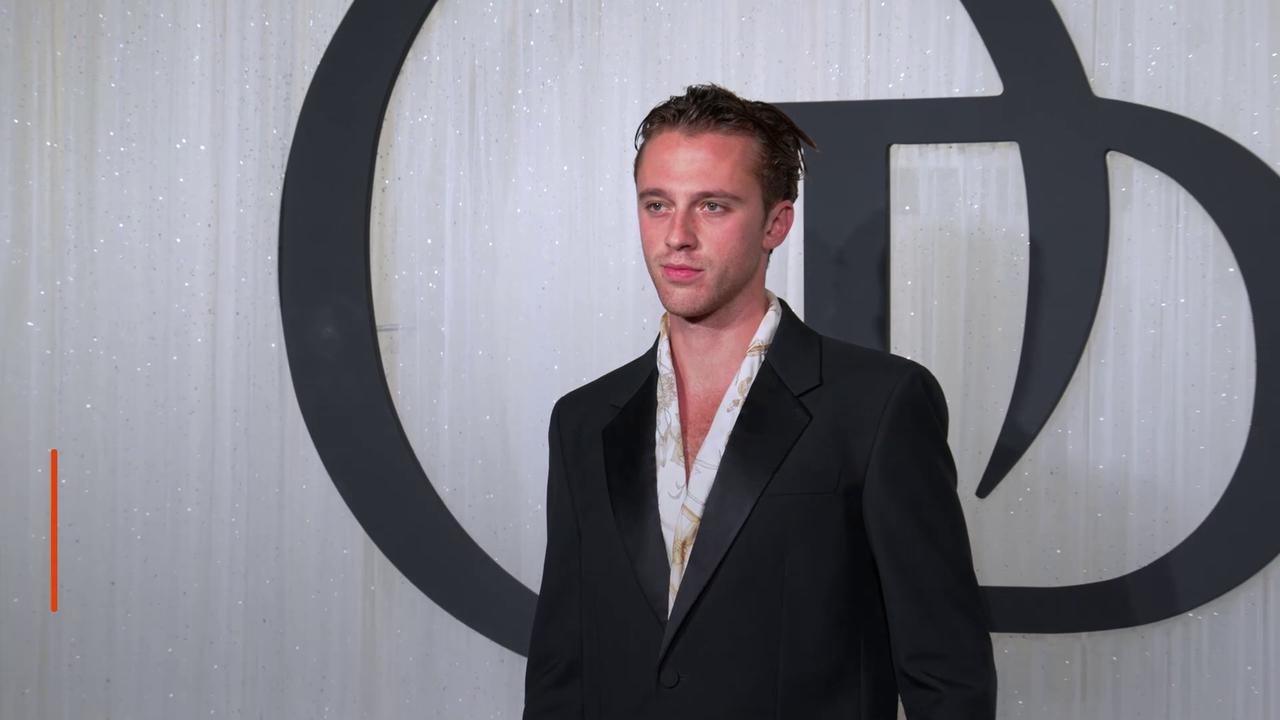 Video thumbnail for Benjamin Voisin raconte comment il s'est fondu dans le rôle de Johnny Hallyday.