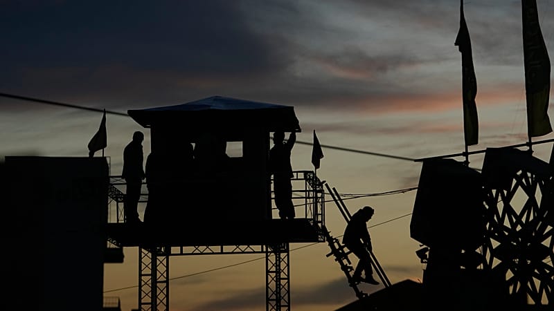 Video thumbnail for Iran sets up military training camp for volunteers in face of US threats