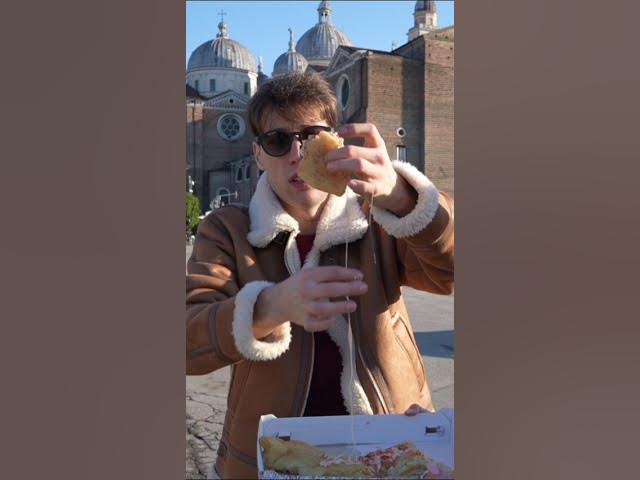 Video thumbnail for Pizza fritta da paura 🔥 Lo street food che mette tutti d’accordo