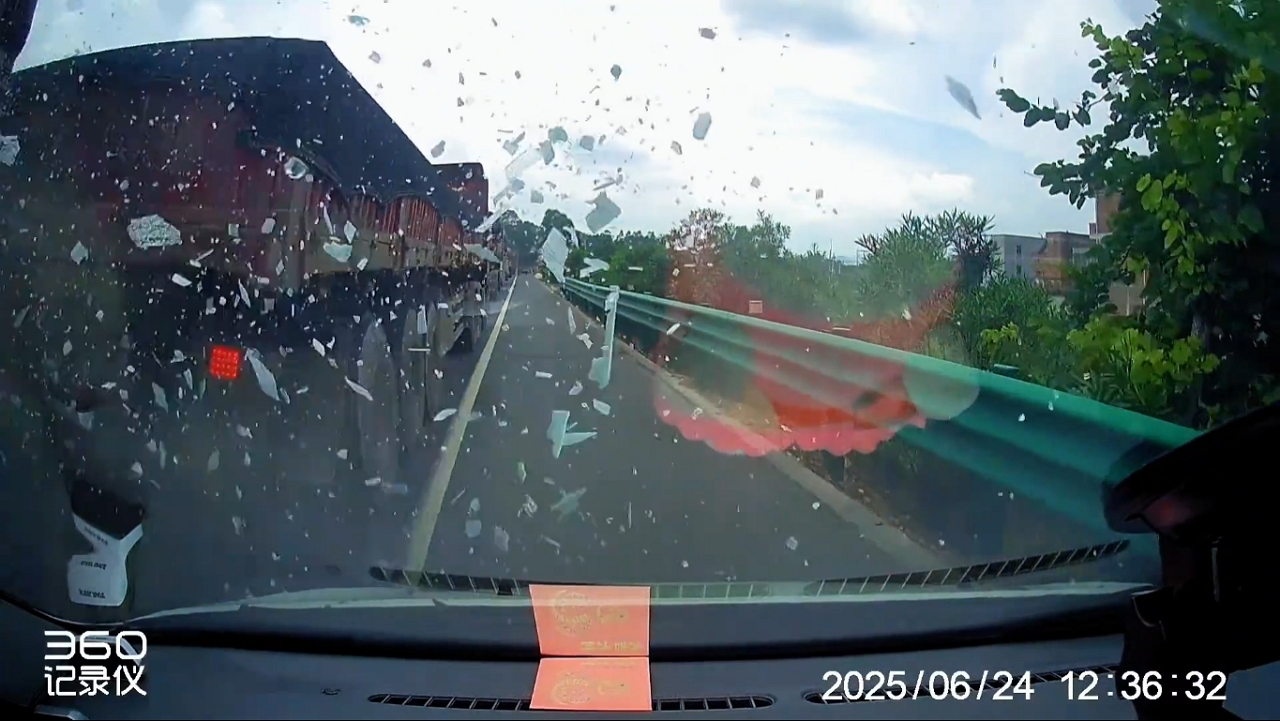 Video thumbnail for Dashcam Catches Sudden Rear-End Crash on Busy Road