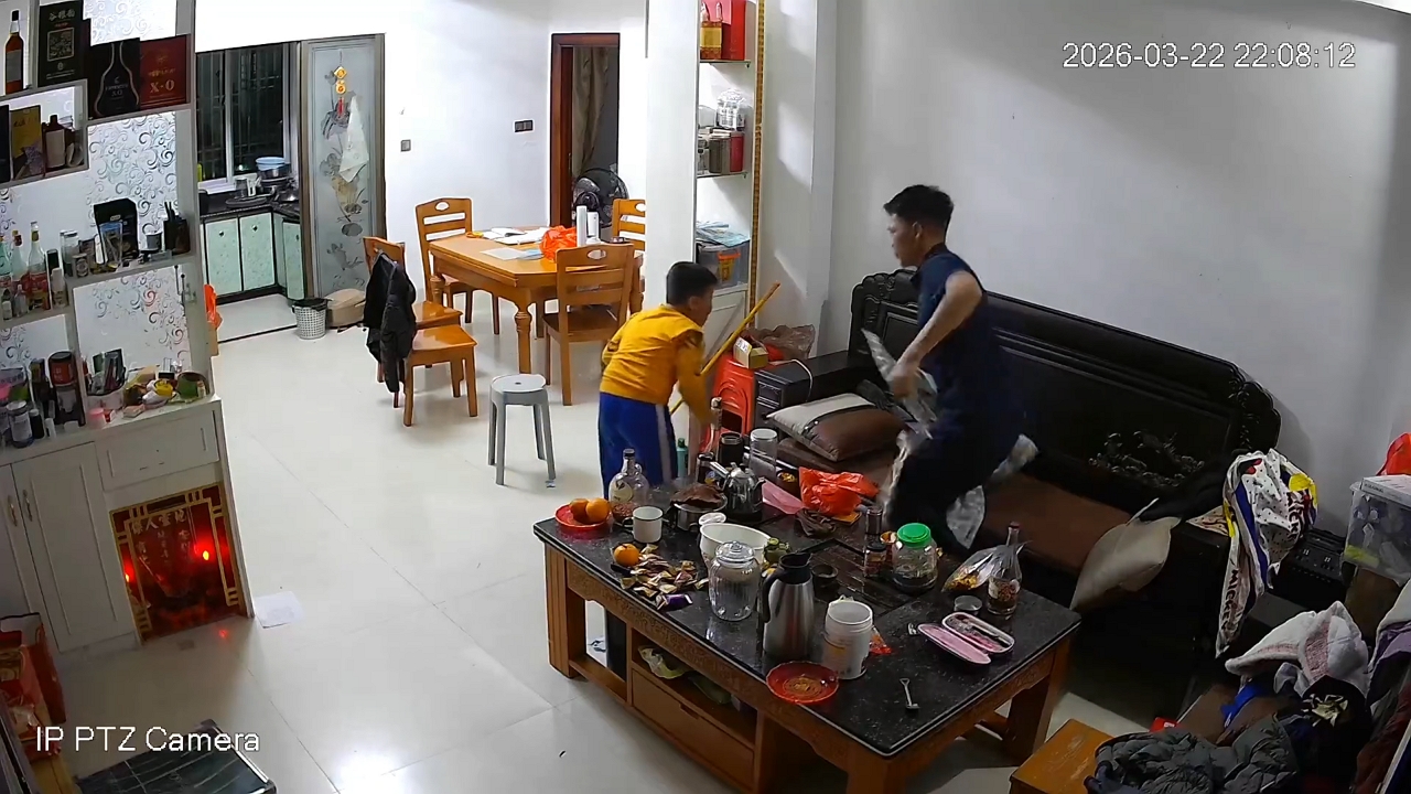 Video thumbnail for Dad Saves Son with Quick Heimlich in Guangdong