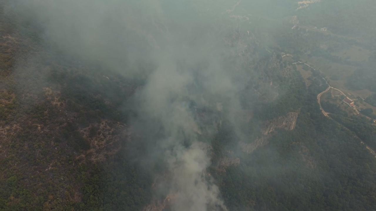 Video thumbnail for Bosnia and Herzegovina: Military helicopters deployed to battle forest fires in southern Bosnia.