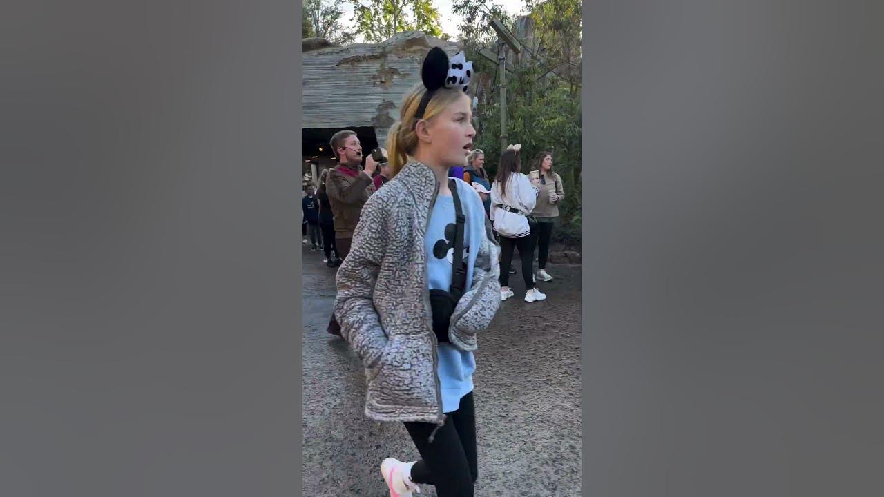 Video thumbnail for When Star Wars: Rise of the Resistance breaks down and you’re no longer in a line for anything 😳