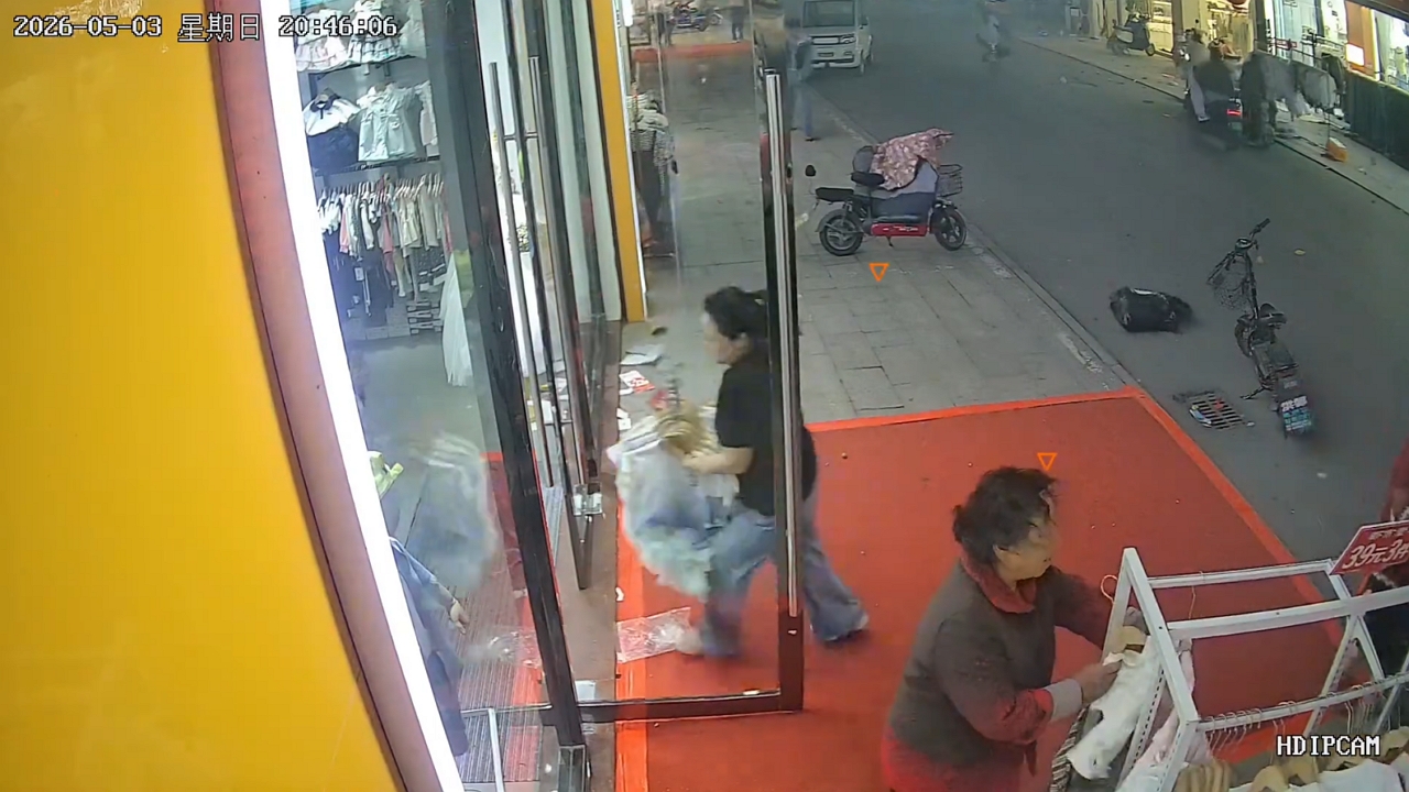 Video thumbnail for Strong Winds Topple Racks in Jiangsu Store