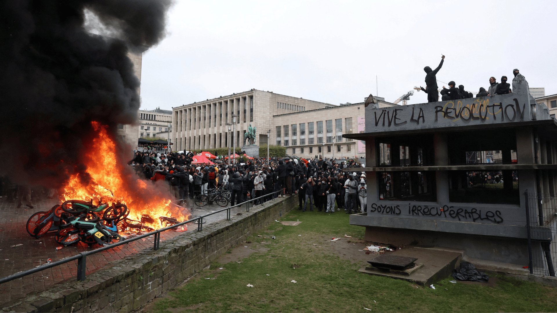 Video thumbnail for Students clash with police in Brussels as tens of thousands join Belgium’s austerity strike