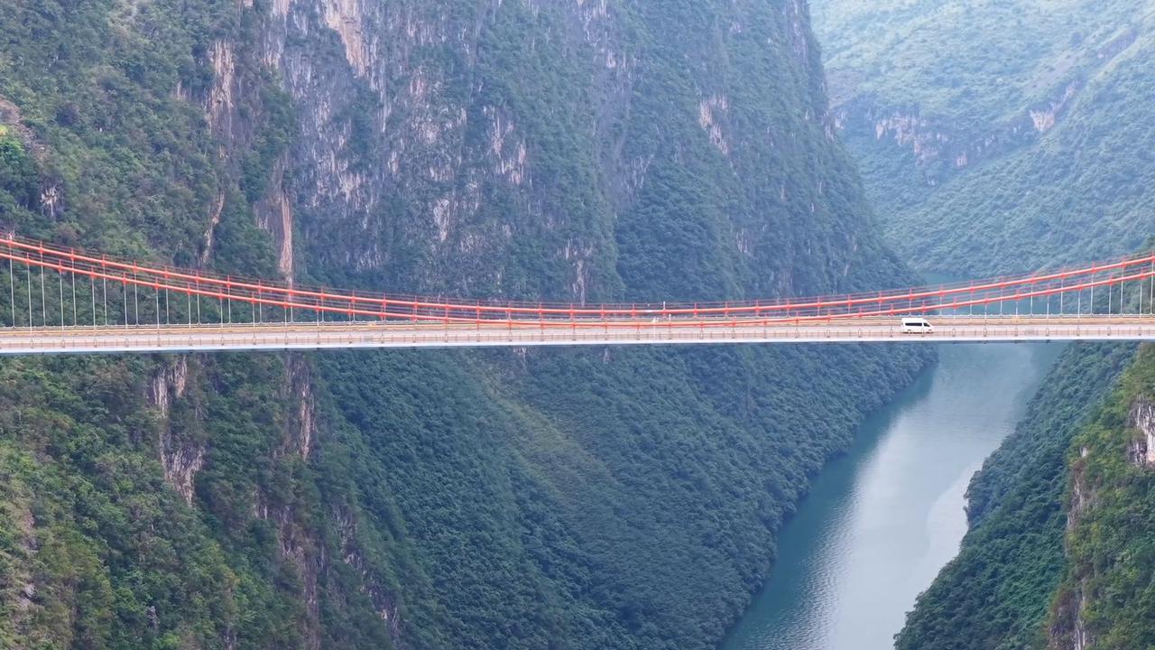 Video thumbnail for China: The First Beipan River Bridge.