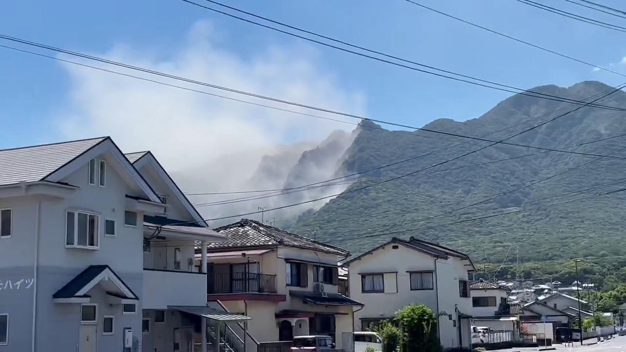 Video thumbnail for Japan: Dust Clouds Rise From Mount Mayuyama After Earthquake.