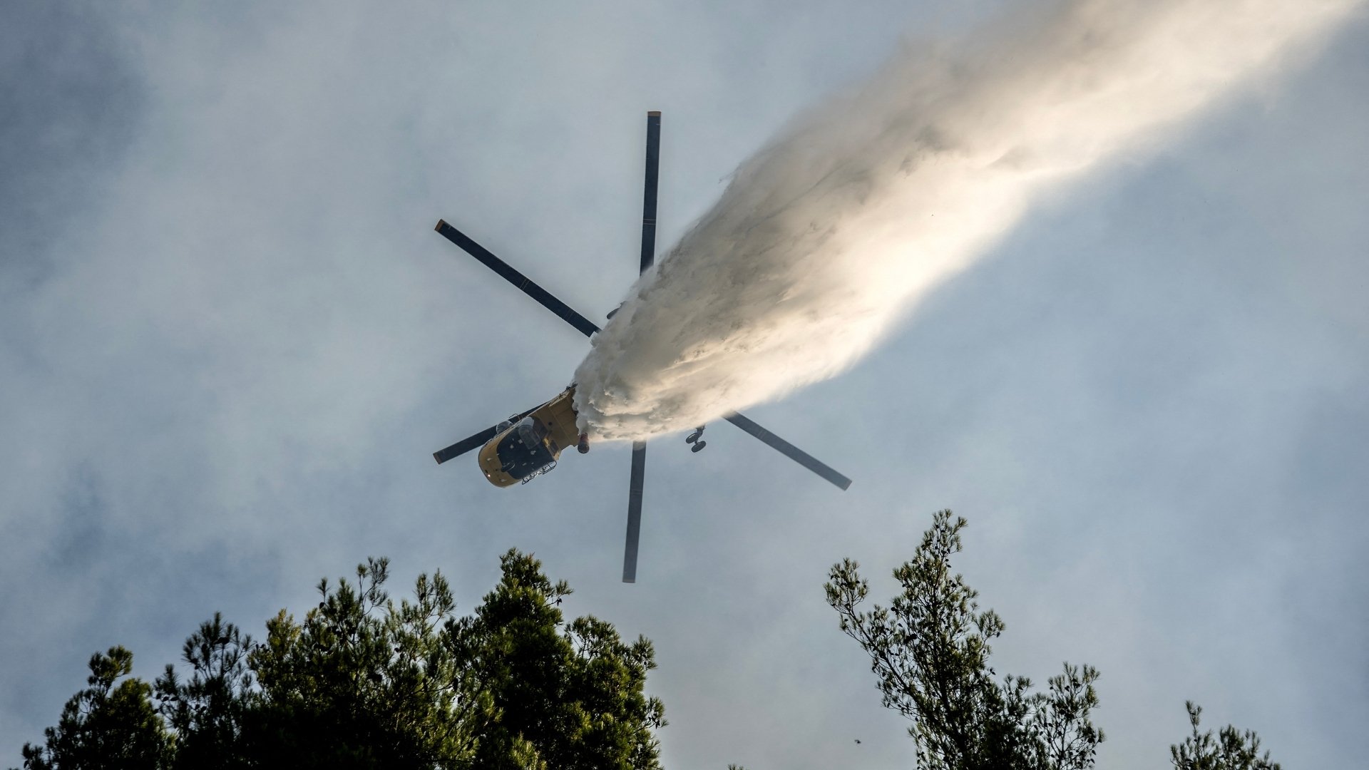 Video thumbnail for Two firefighting helicopters crash while Greece fights coastal wildfires