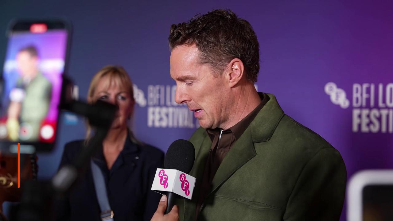 Video thumbnail for Benedict Cumberbatch s'embrouille avec un cycliste dans les rues de Londres.