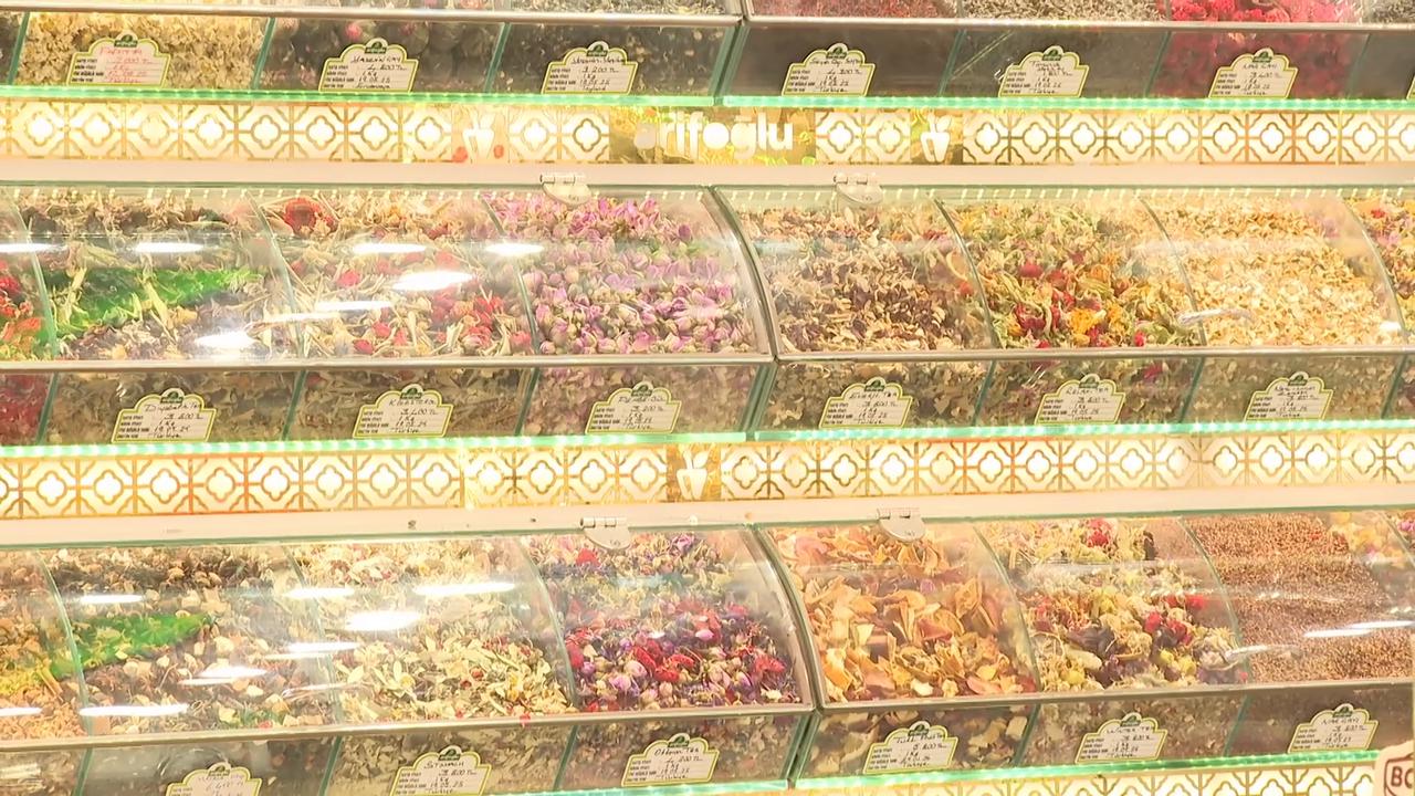 Video thumbnail for Türkiye: Historic Spice Bazaar remains one of Istanbul's busiest marketplaces.