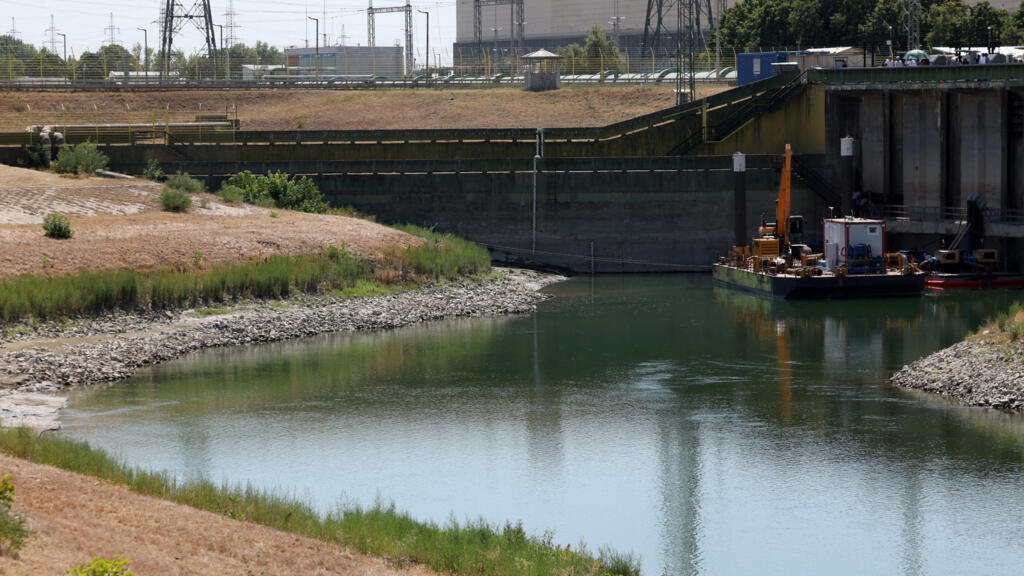 Video thumbnail for Amid a drought and soaring temperatures, Hungary shuts down its nuclear plant