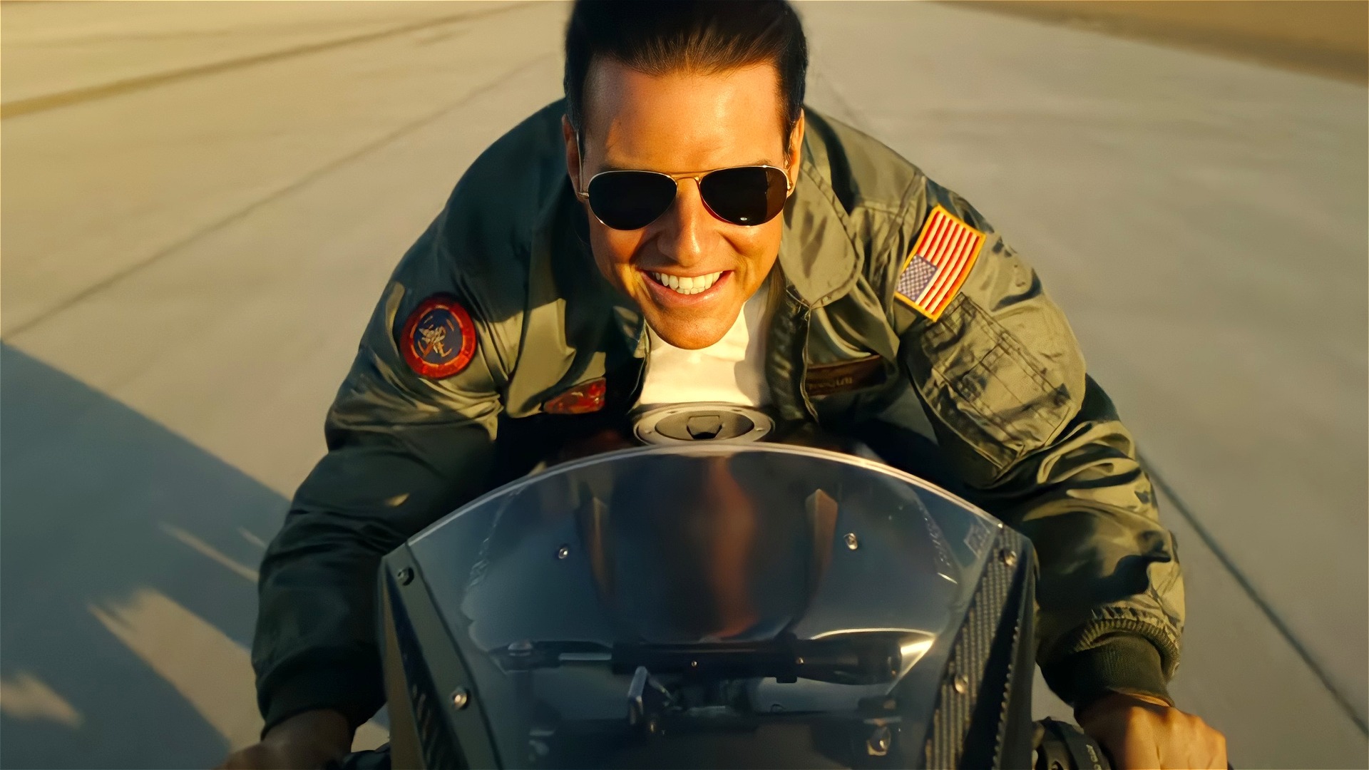 Video thumbnail for Tom Cruise's Four Favorite Things To Do In A Movie