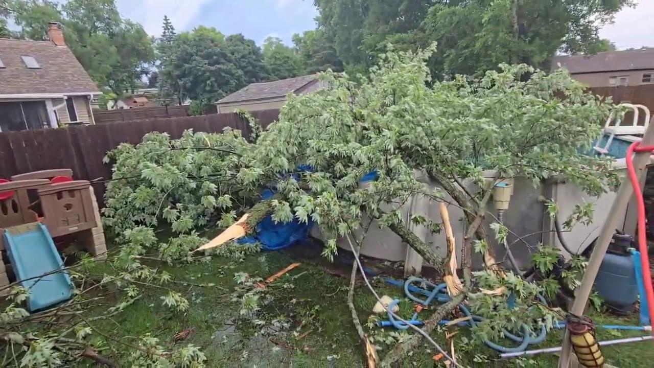 Video thumbnail for US: Severe Thunderstorms Bring Damaging Winds and Heavy Rain to Chicago Area 2.