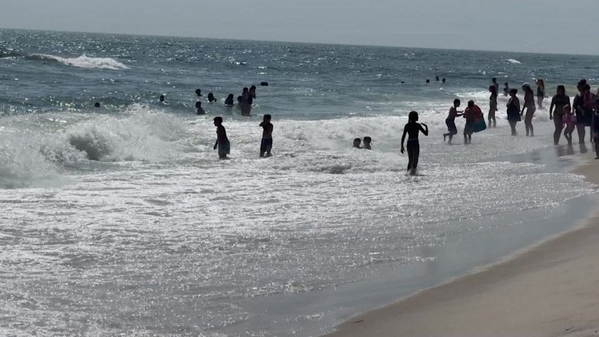 Video thumbnail for Heat drives crowds to beach as lifeguards warn of dangerous rip currents at Robert Moses