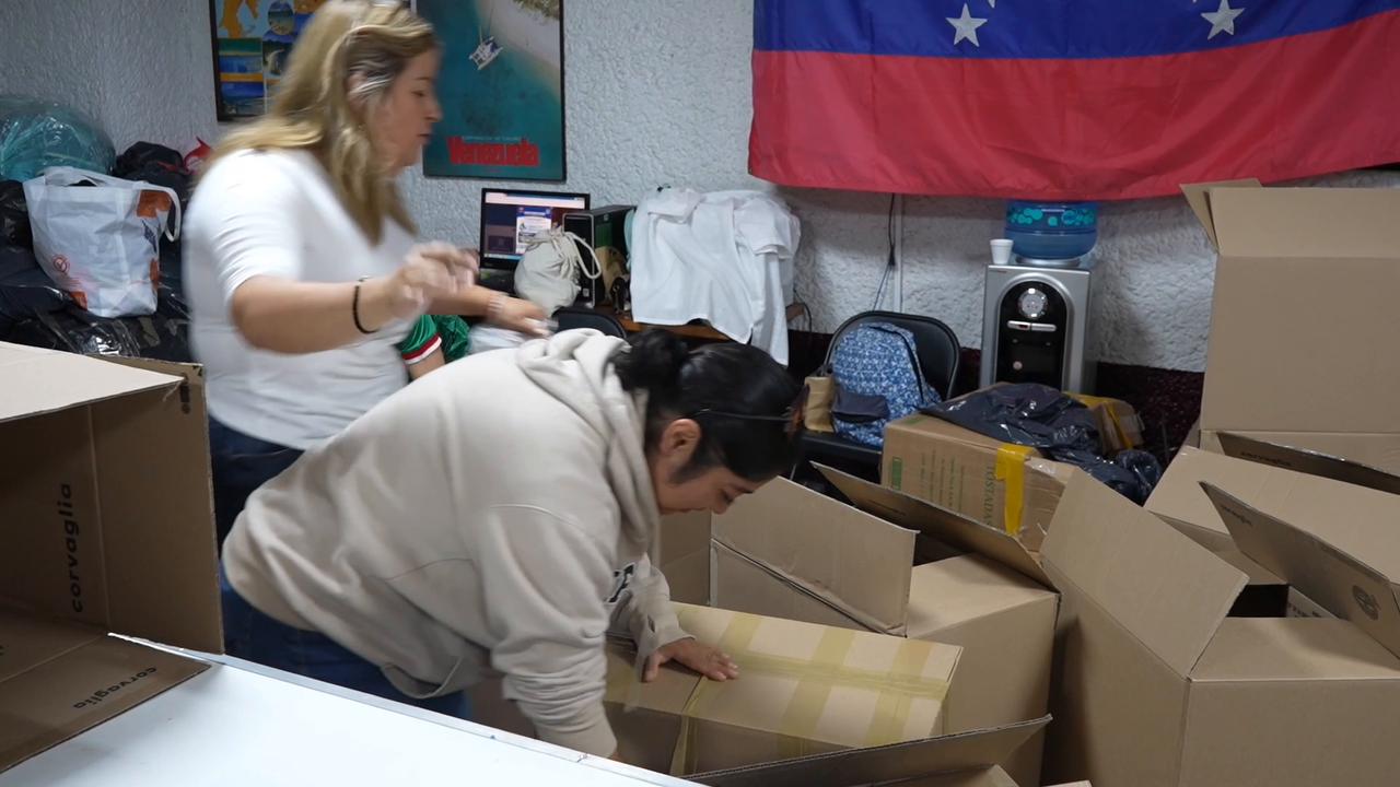 Video thumbnail for Mexico: Mexicans deliver relief supplies for Venezuela earthquake survivors.