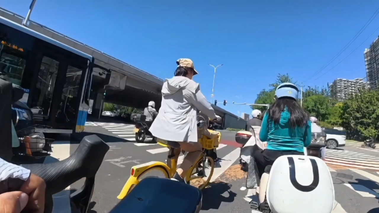 Video thumbnail for Cyclist Falls While Passing an E-Bike at Beijing Intersection