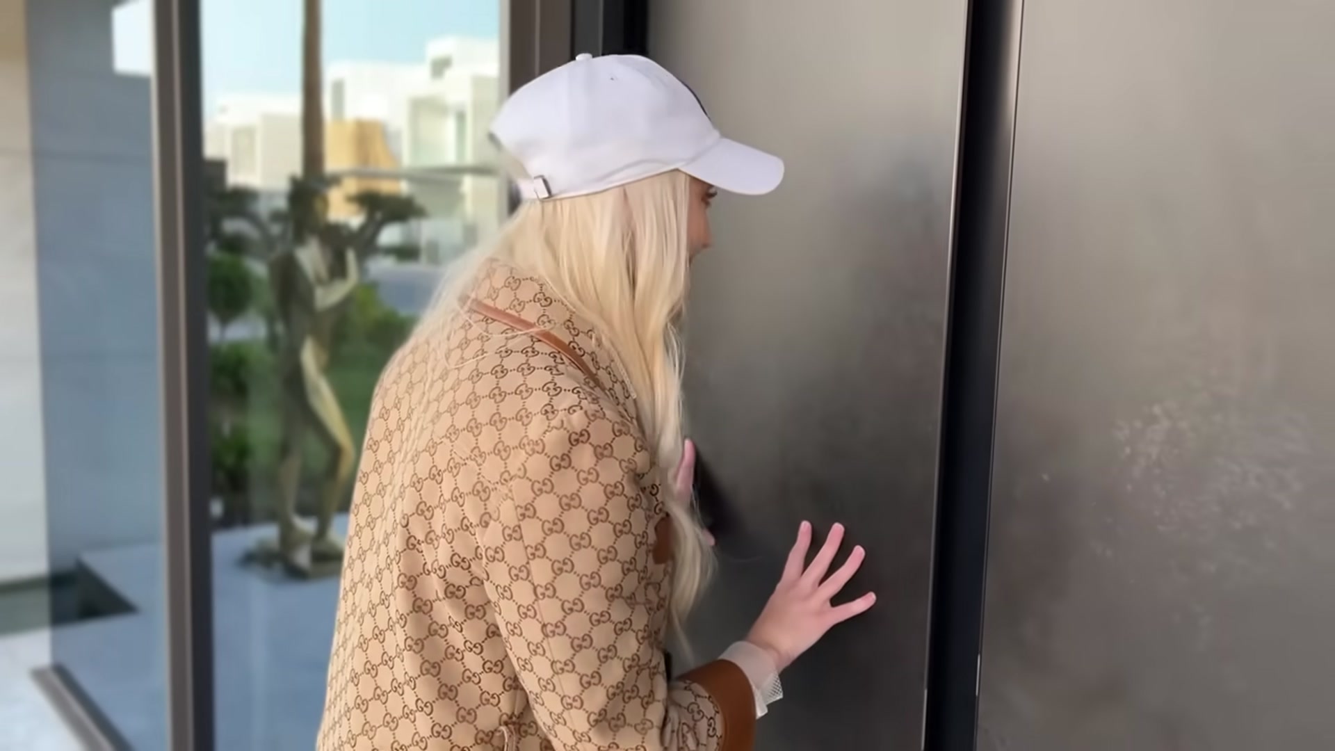 Video thumbnail for Dubai_s _40 Million Mansion With Underwater Garage(720P_HD)