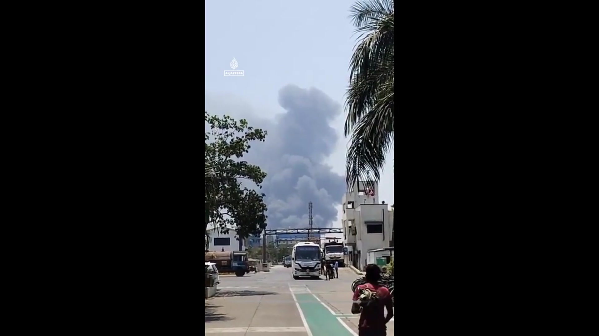 Video thumbnail for Huge blaze engulfs chemical factory in India’s Gujarat state