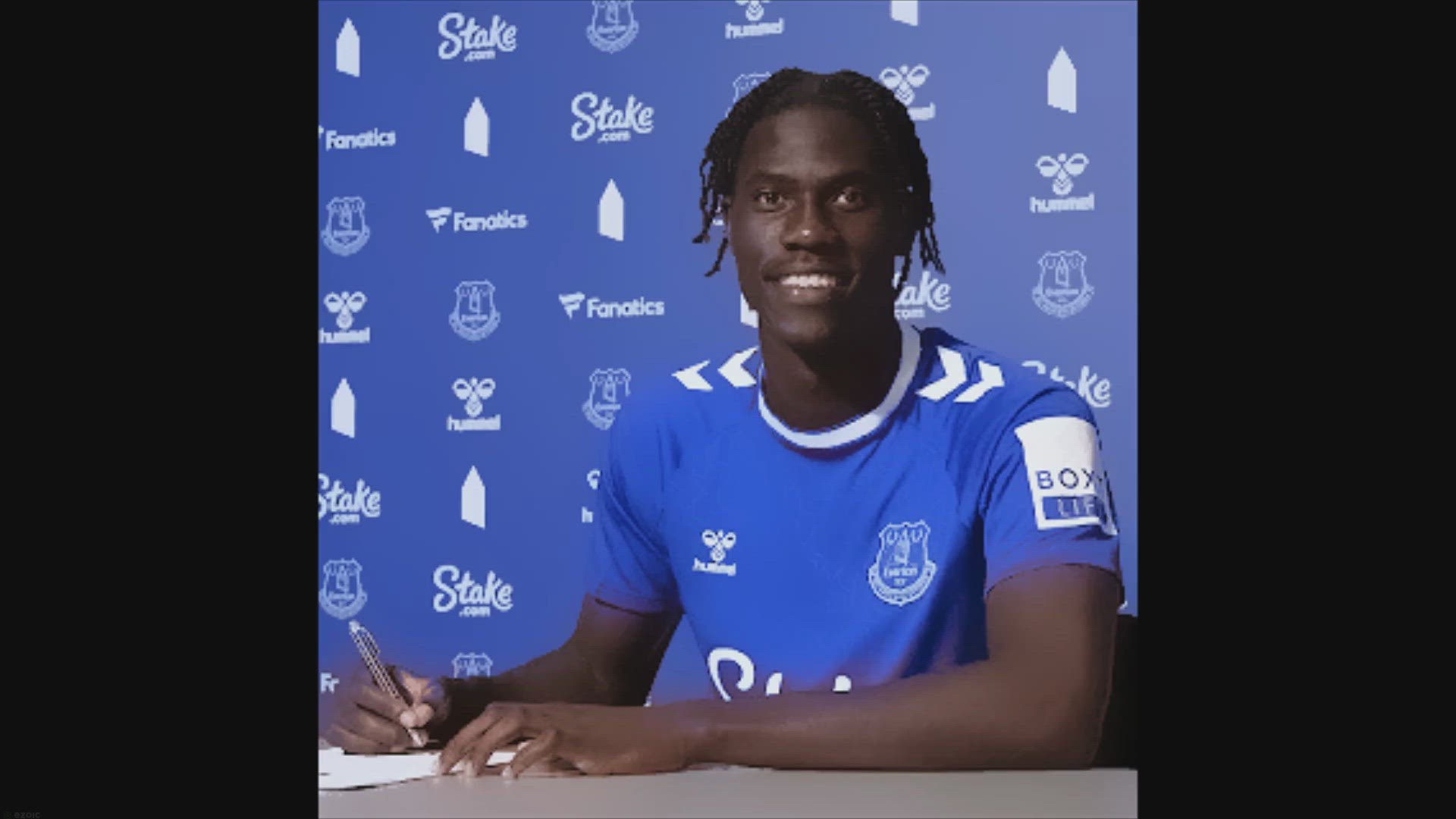 'Video thumbnail for Newcastle United Eyes Everton's Amadou Onana for Potential Signing'