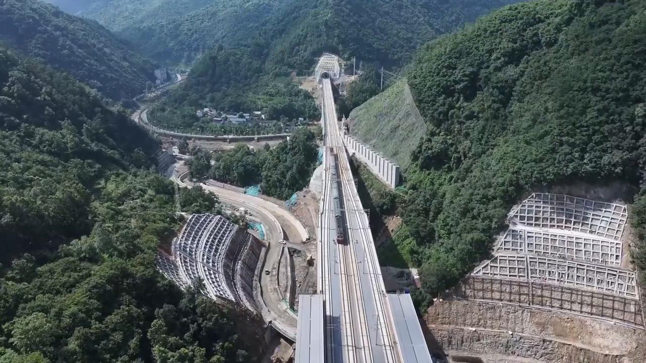 Video thumbnail for China: New railway connecting cities in Shaanxi enters joint testing stage.