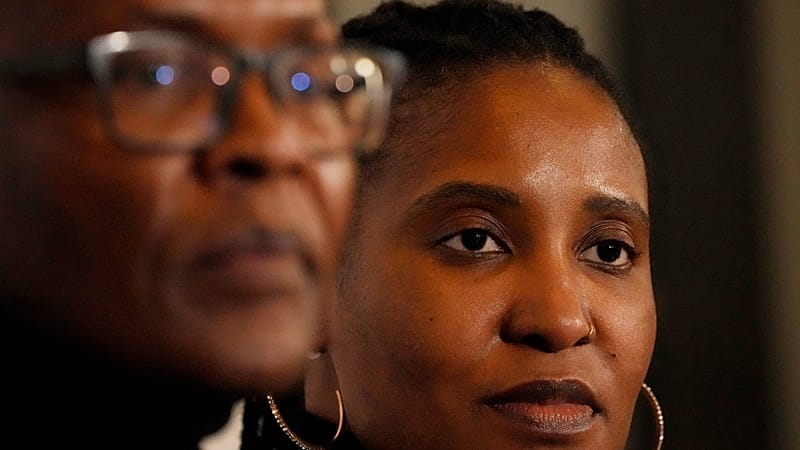 Video thumbnail for South Africa probes Zuma's daughter over Russia mercenary links