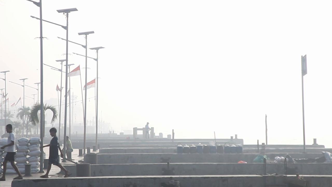 Video thumbnail for Indonesia: Wildfire haze blankets Indonesian city of Palembang.