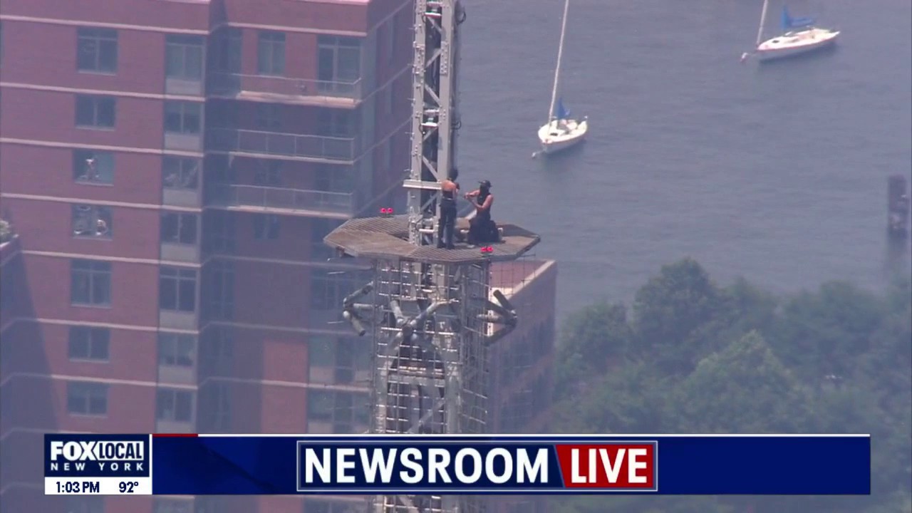 Video thumbnail for People climb Empire State Building spire with flag: What happened?