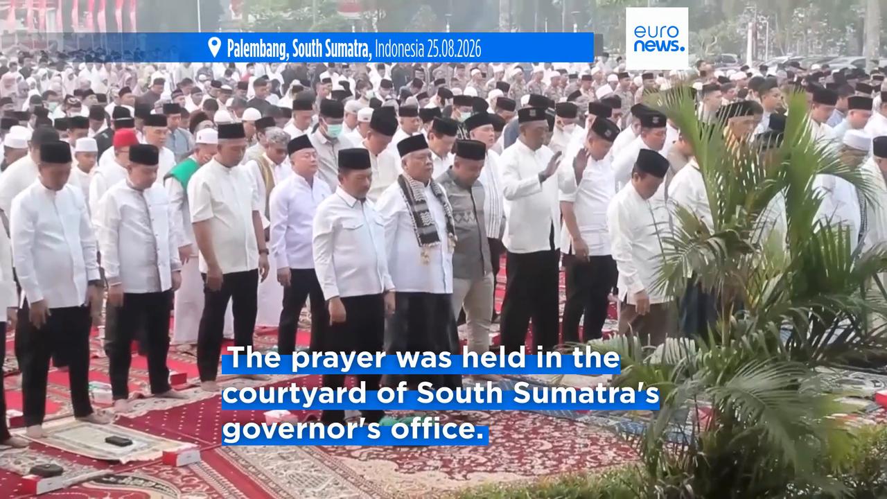 Video thumbnail for Indonesian Muslims brave choking smoke to pray for rain as country battles wildfires