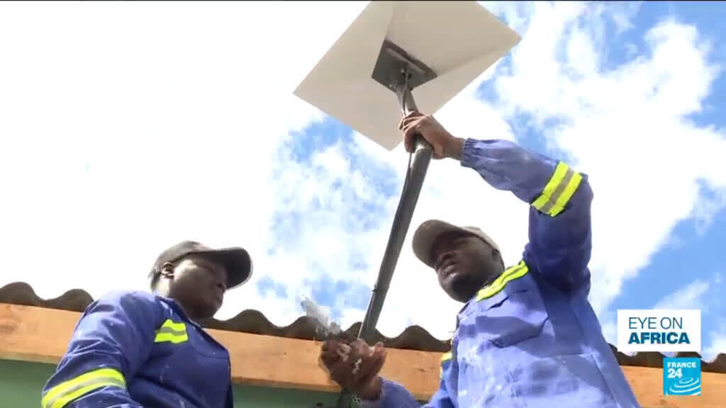 Video thumbnail for Zimbabwe: 8000 schools receive internet under Presidential Scheme