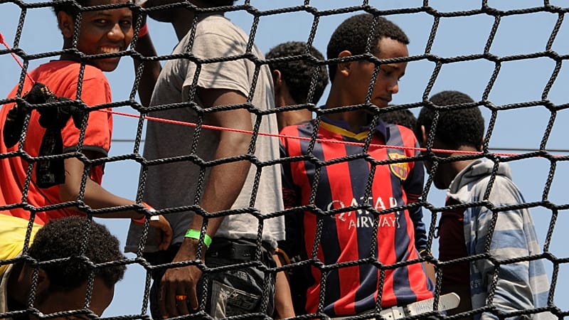 Video thumbnail for Migrant workers struggle to survive as Southern Italy bakes