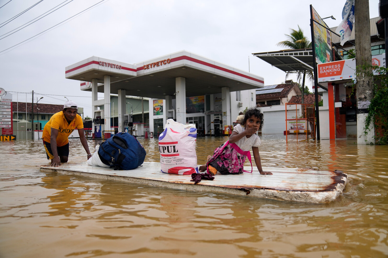 Video thumbnail for Sri Lanka floods aftermath: Price of goods rises as farms & roads are submerged