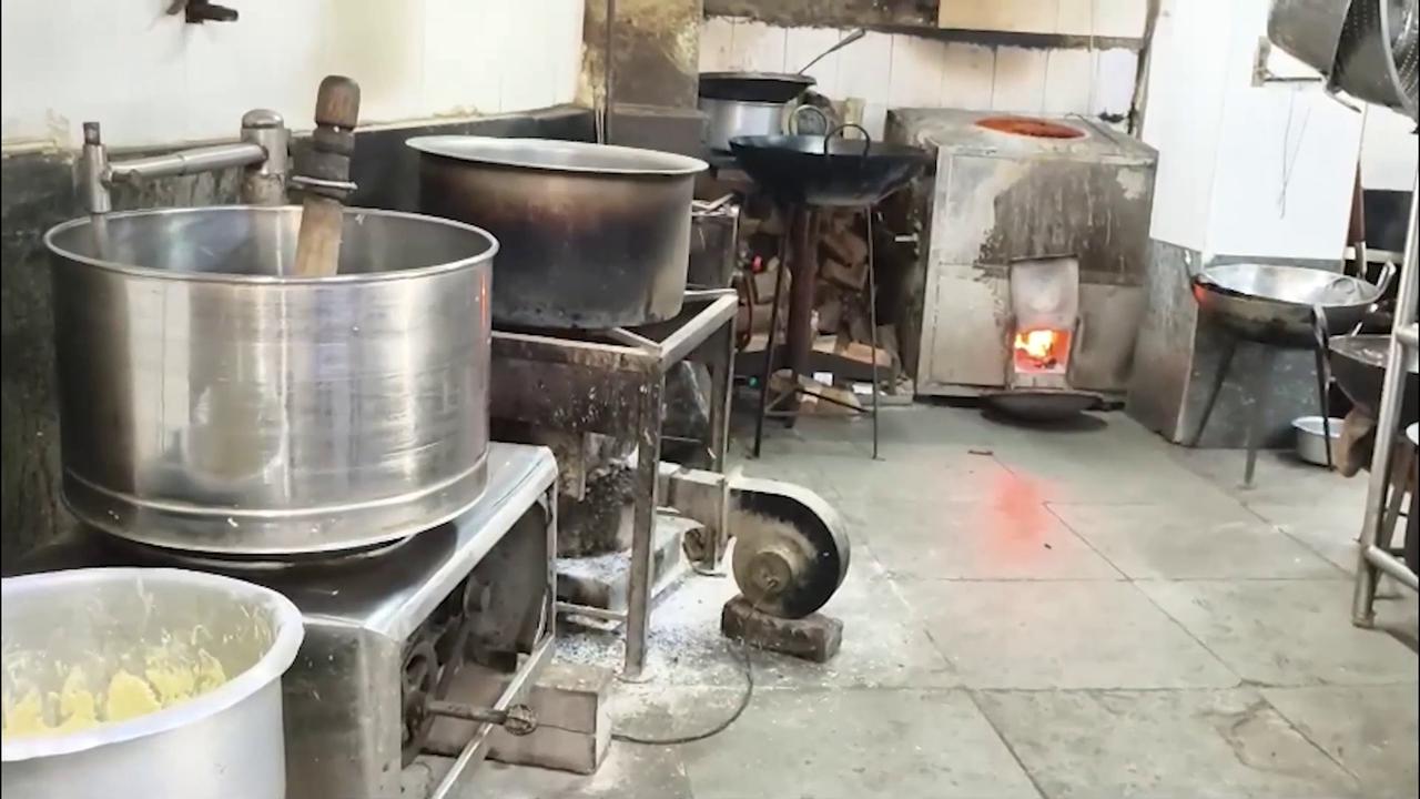 Video thumbnail for India: Commercial cooking gas prices surge in New Delhi.