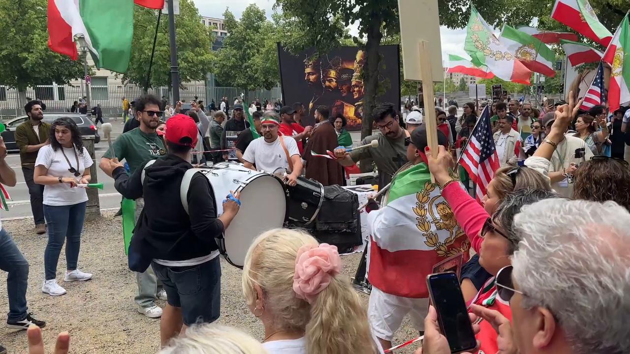 Video thumbnail for Germany: Iranian diaspora rally urges U.S. to back Pahlavi outside Berlin Embassy.